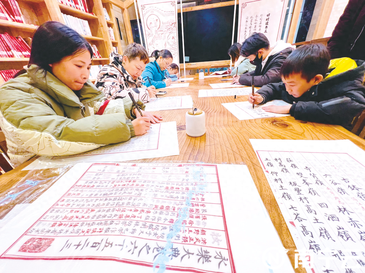 自治区图书馆举行冬至游园会 临摹《永乐大典》体验凸版印刷