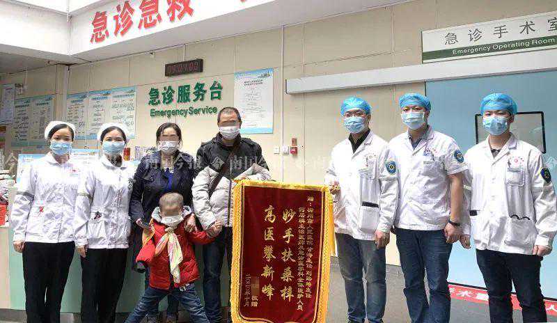 看着都痛！柳州5岁男孩被奶茶封口机闸断3根手指，结果……