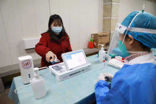 中南医院发明便携式移动核酸采集机，检查结果实时查询，采集准确性大幅提高