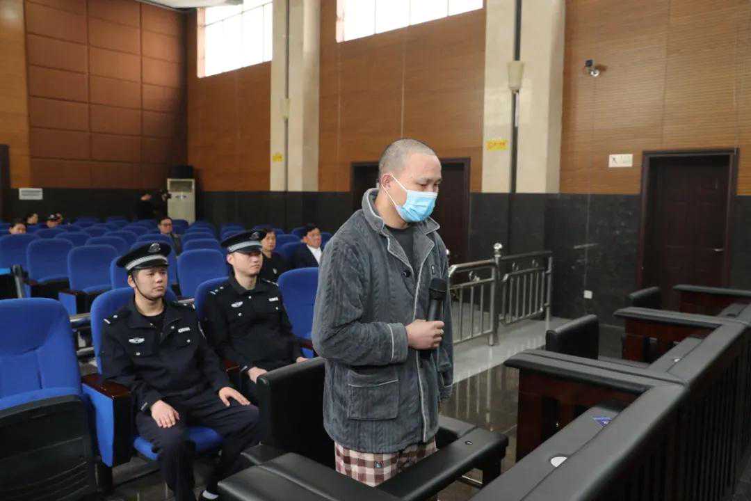 湖南一男子砍杀四名学生受审，因案情重大复杂择期宣判